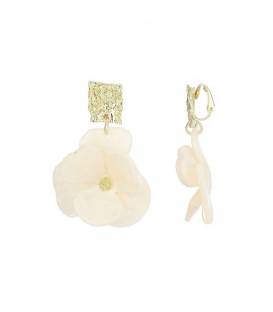Oorclips | Witte bloem oorclips | Gehamerde goudkleurige oorclips