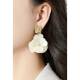 Oorclips | Witte bloem oorclips | Gehamerde goudkleurige oorclips