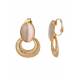 Goudkleurige oorclips met een wit cat eye steen