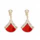 Goudkleurige oorclips met een rood vlak en heldere strass steentjes
