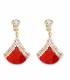 Goudkleurige oorclips met een rood vlak en heldere strass steentjes
