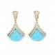 Goudkleurige oorclips met een blauw vlak en heldere strass steentjes