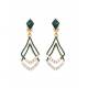 Groene oorclips met een dubbele hanger en helder stass steentjes