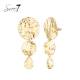 Grote goudkleurige oorclips met gehamerd motief | statement fashion oorclips