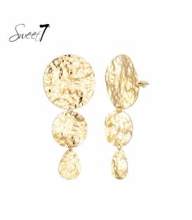 Grote goudkleurige oorclips met gehamerd motief | statement fashion oorclips