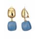 Goudkleurige oorclips met een blauwe vierkante hanger