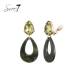 Oorclip met olijfgroene glas steentje en donker groene hanger