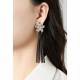 Oorclips | Gouden bloem en grijze tassels | Speelse statement