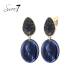 Blauwe oorclips met een ovale hanger en glas steentjes
