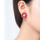 Rode ronde oorclips in zilverkleurige zetting van het merk Belle Miss