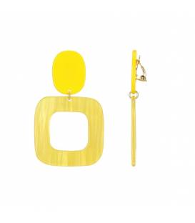 Gele oorclips met een vierkante hanger en een effen oorstukje