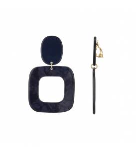 Donker blauwe oorclips met een bedrukte vierkante hanger en een effen oorstukje