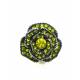 Groene, gele oorclips in de vorm van een bloem en strass steentjes