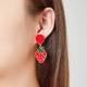 Rode oorclips met een aardbeien hanger